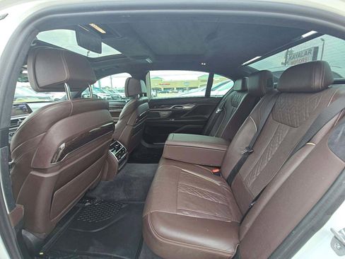 Used 2017 BMW 750i RWD image 5