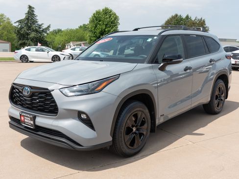 Used 2024 Toyota Highlander XLE AWD/4WD image 5
