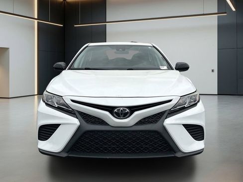 Used 2020 Toyota Camry SE image 4