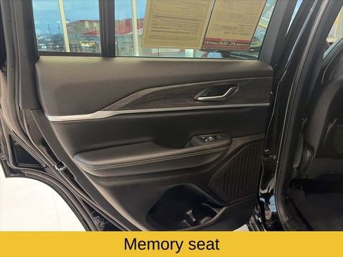 Used 2024 Jeep Grand Cherokee Limited w/ Black Appearance Package image 15