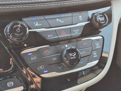 Used 2024 Chrysler Pacifica Limited FWD image 31