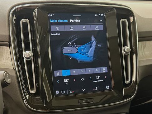 Used 2025 Volvo XC40 B5 Plus image 24