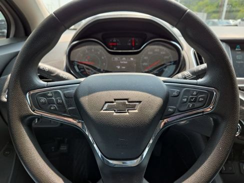 Used 2017 Chevrolet Cruze LT w/ Convenience Package FWD image 11