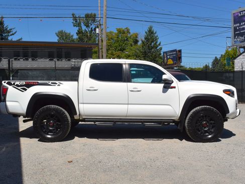 Used 2023 Toyota Tacoma TRD Off-Road w/ TRD Premium Off Road Package AWD/4WD image 6