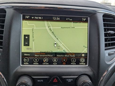 Used 2018 Jeep Grand Cherokee Laredo image 3