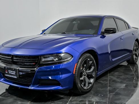Used 2020 Dodge Charger SXT w/ Blacktop Package RWD image 5