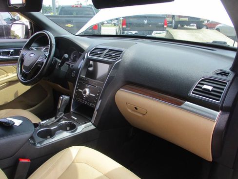 Used 2017 Ford Explorer Limited w/ Equipment Group 301A FWD image 37