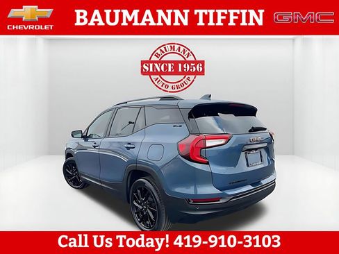Used 2024 GMC Terrain SLE w/ Driver Convenience Package image 3