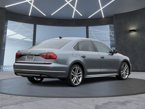 Used 2017 Volkswagen Passat 1.8T R-Line FWD image 4
