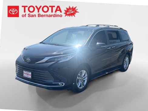Used 2025 Toyota Sienna Limited FWD image 1