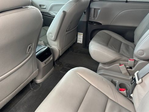 Used 2015 Toyota Sienna L image 12