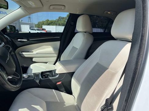 Used 2019 Chrysler 300 Touring w/ Driver Convenience Group RWD image 8