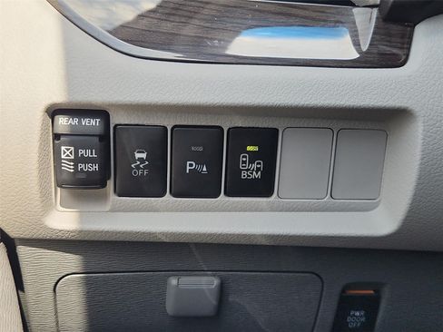 Used 2017 Toyota Sienna XLE Premium FWD image 17