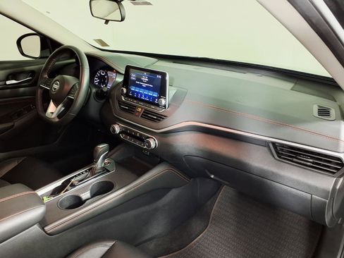 Used 2022 Nissan Altima 2.5 SR w/ Midnight Edition Package FWD image 9
