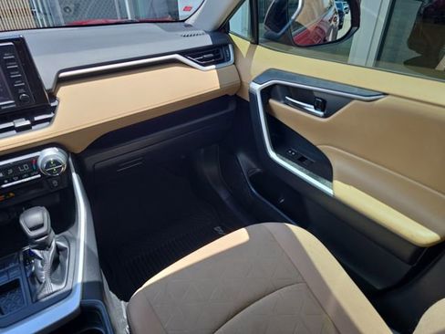 Used 2020 Toyota RAV4 XLE w/ Convenience Package FWD image 14