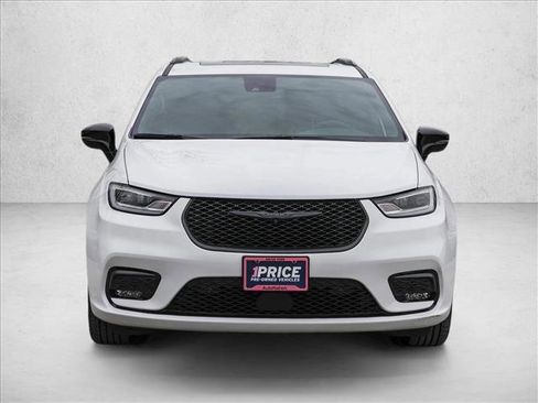 Used 2024 Chrysler Pacifica Premium image 2