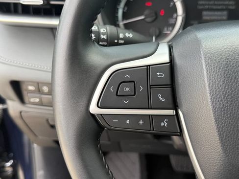 Used 2025 Toyota Highlander LE FWD image 14