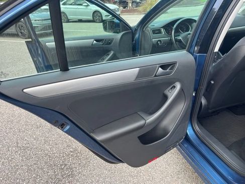 Used 2018 Volkswagen Jetta SE FWD image 12