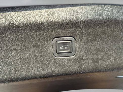 Used 2018 Buick Enclave Essence FWD image 12