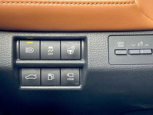 Used 2022 Toyota Avalon Limited image 24