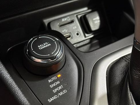 Used 2016 Jeep Cherokee Sport w/ Safety Group AWD/4WD image 18