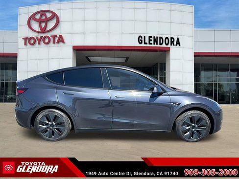 Used 2024 Tesla Model Y Long Range RWD image 2