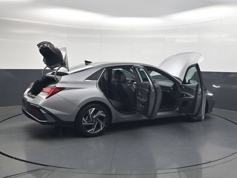 Used 2025 Hyundai Elantra Limited FWD image 38