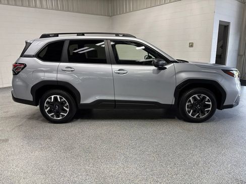 Used 2025 Subaru Forester Premium AWD/4WD image 8
