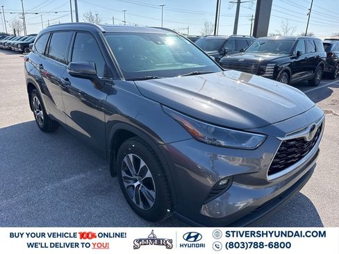 Used 2022 Toyota Highlander XLE image 2
