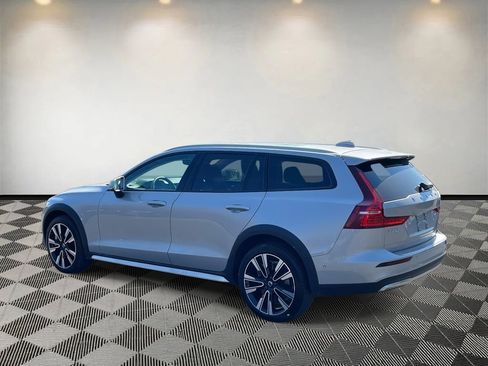 Used 2023 Volvo V60 B5 Cross Country Ultimate w/ Climate Package image 5