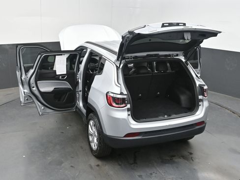 Used 2024 Jeep Compass Latitude image 42