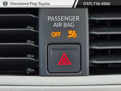 Used 2025 Volkswagen Jetta SE w/ Sunroof Package FWD image 17