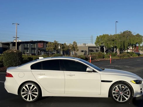 Used 2017 Jaguar XE Prestige RWD image 5