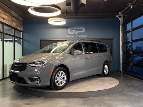 Used 2022 Chrysler Pacifica Touring-L FWD image 7