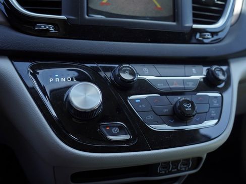 Used 2023 Chrysler Voyager LX image 18