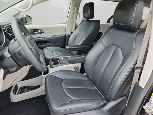 Used 2024 Chrysler Pacifica Limited FWD image 19