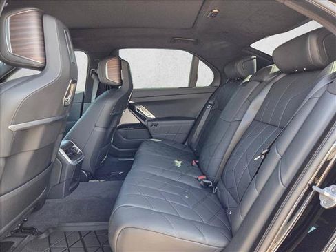 Used 2025 BMW i7 xDrive60 AWD/4WD image 27