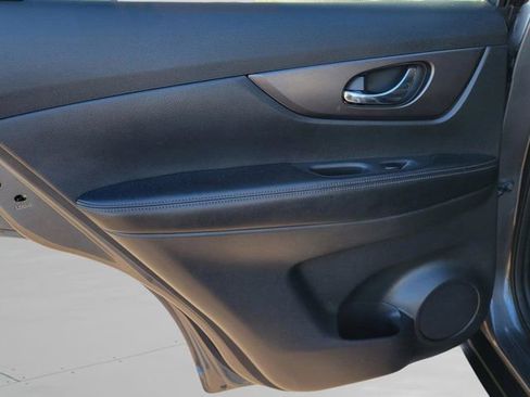 Used 2016 Nissan Rogue SV w/ SV Family Package FWD image 18