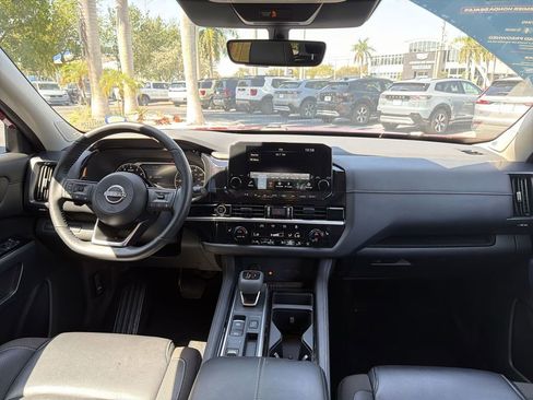 Used 2024 Nissan Pathfinder SL w/ SL Premium Package FWD image 10