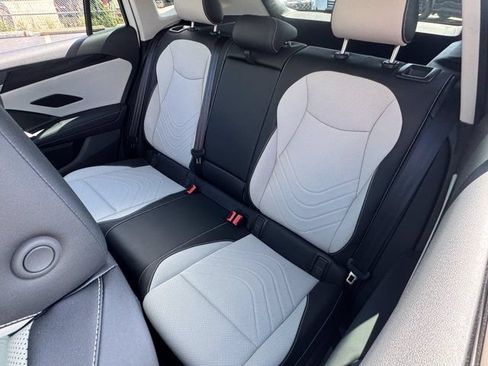 Used 2025 Volkswagen Tiguan SE AWD/4WD image 14
