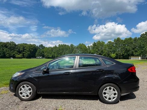 Used 2013 Ford Fiesta SE w/ Super Fuel Economy Pkg FWD image 2