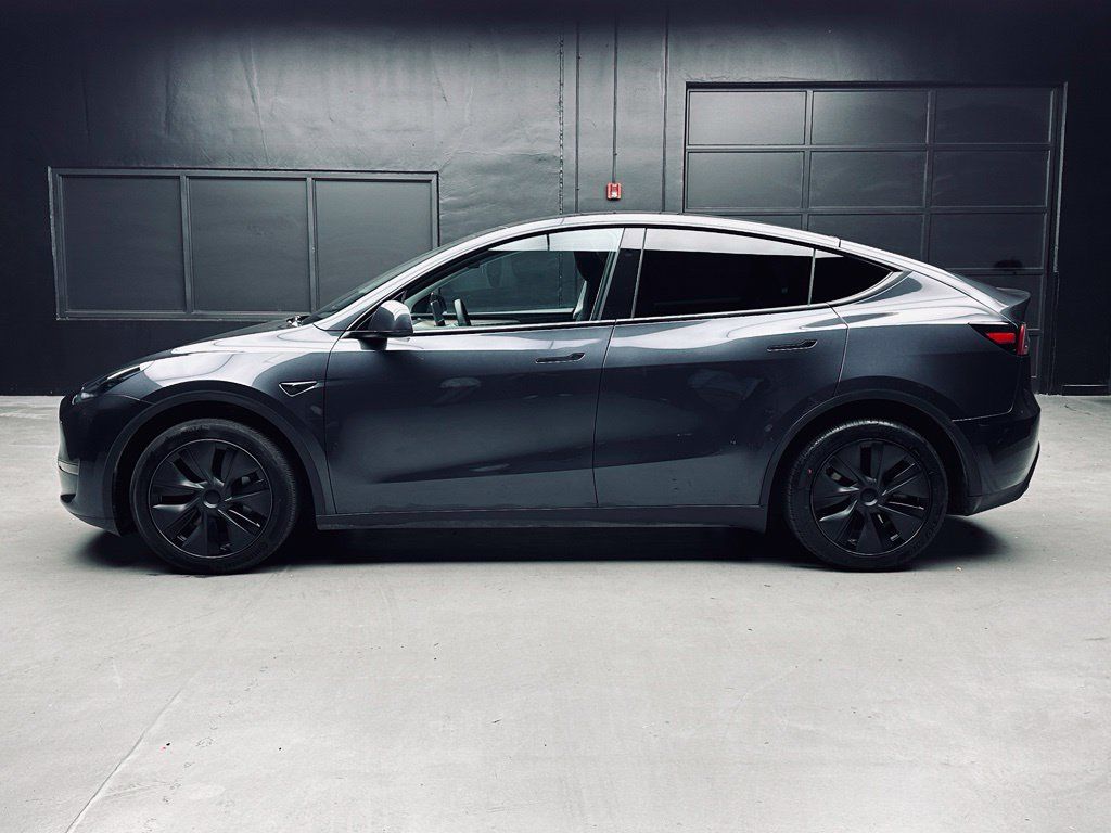 Used 2025 Tesla Model Y Long Range AWD/4WD image 3