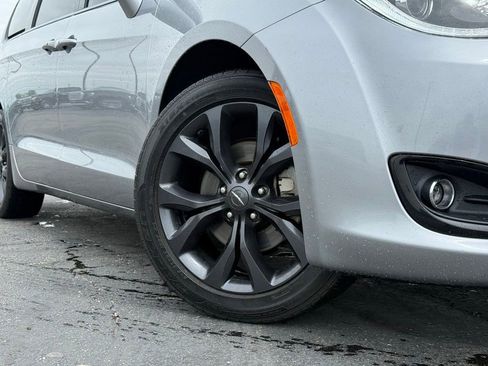 Used 2019 Chrysler Pacifica Limited w/ S Appearance Package FWD image 2