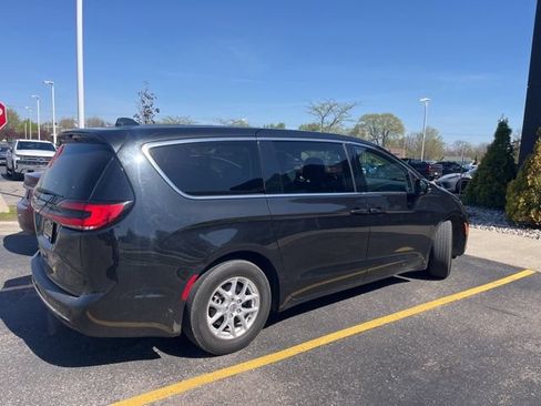 Used 2023 Chrysler Pacifica Touring-L FWD image 2