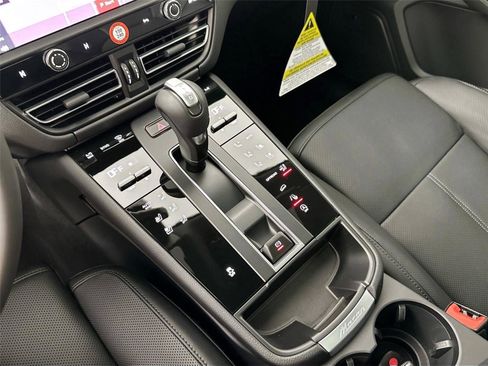 Certified 2026 Porsche Macan AWD/4WD image 24