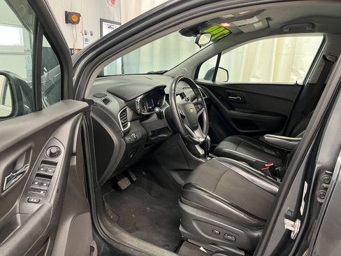 Used 2017 Chevrolet Trax LT w/ LT Convenience Package FWD image 7