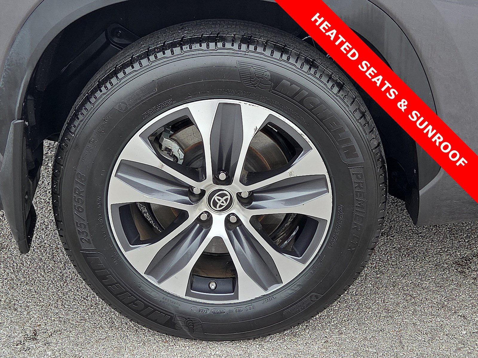 Used 2024 Toyota Highlander XLE FWD image 7