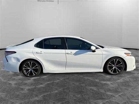 Used 2018 Toyota Camry SE image 4