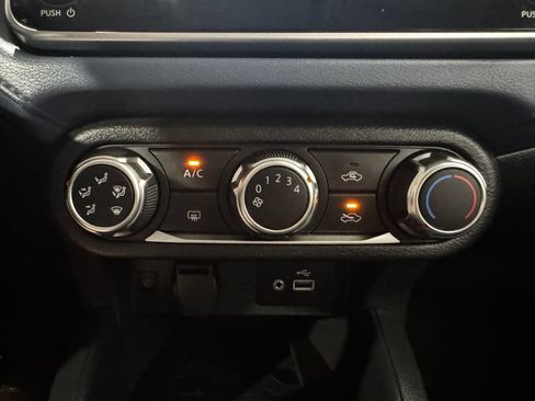 Used 2025 Nissan Versa SV FWD image 32