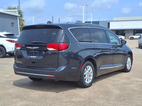 Used 2020 Chrysler Pacifica Touring-L FWD image 4